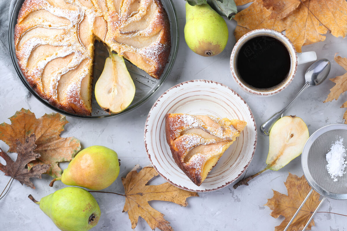 派梨子馅饼 一杯咖啡和灰色的秋叶 从上面看酸烘焙餐桌