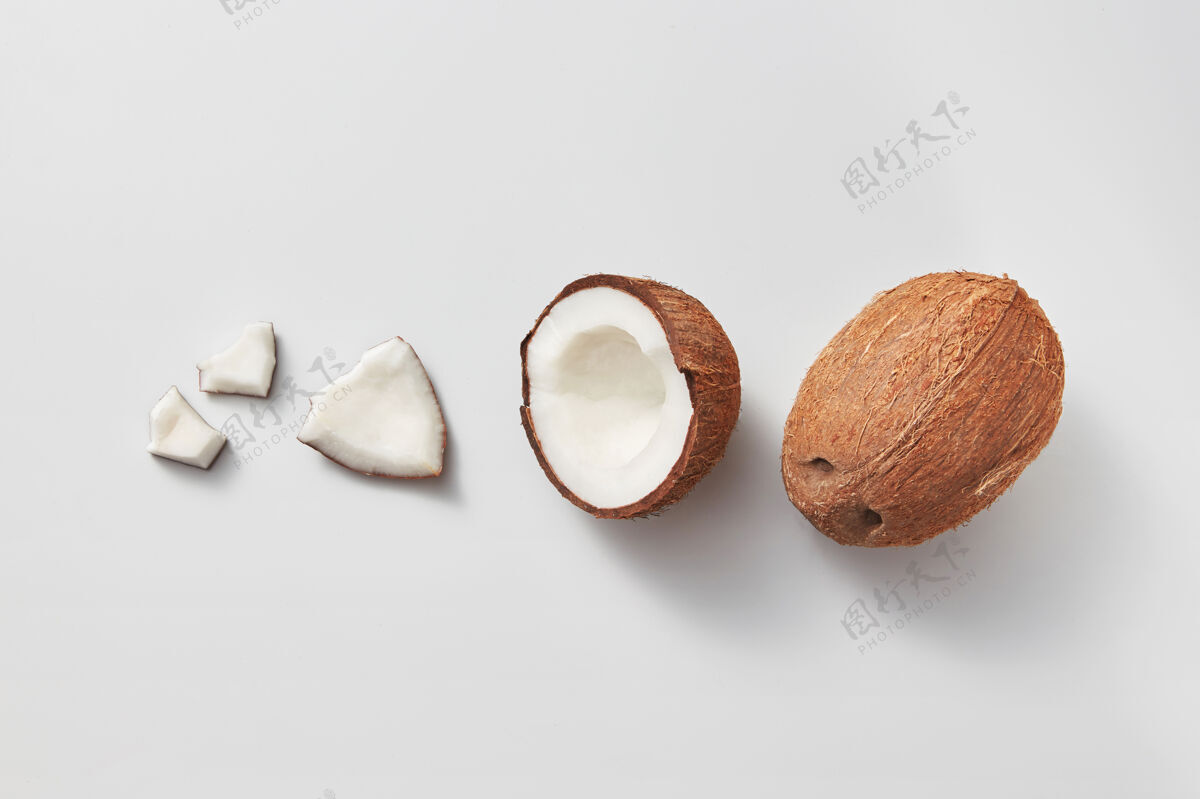 吃新鲜成熟的天然有机异国情调椰子果实的不同部位的果实图案 浅灰色背景 复制太空素食者概念牛奶异国情调饮食