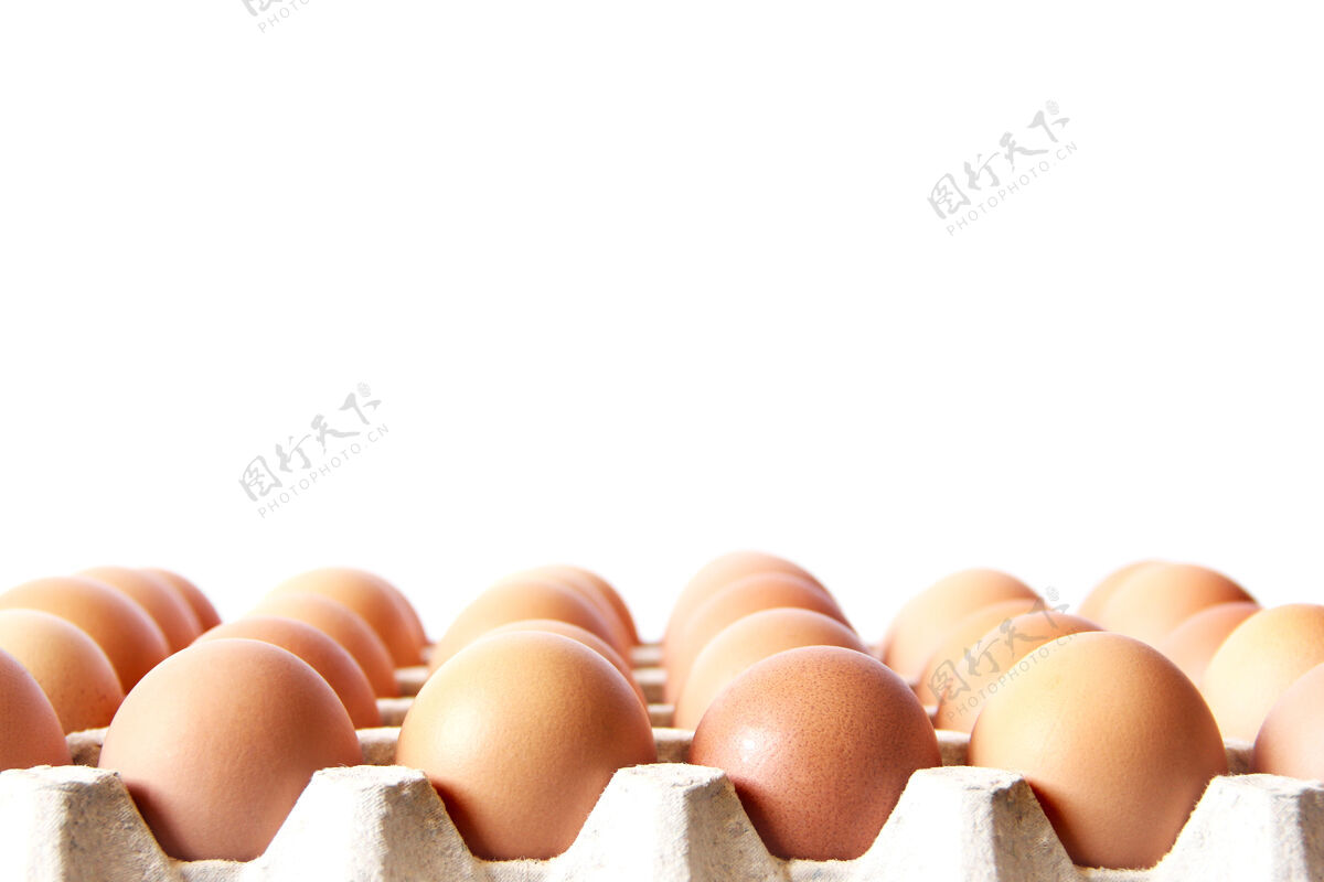 传统托盘装满了鸡蛋鸡蛋在白墙上鲜花鸡蛋季节