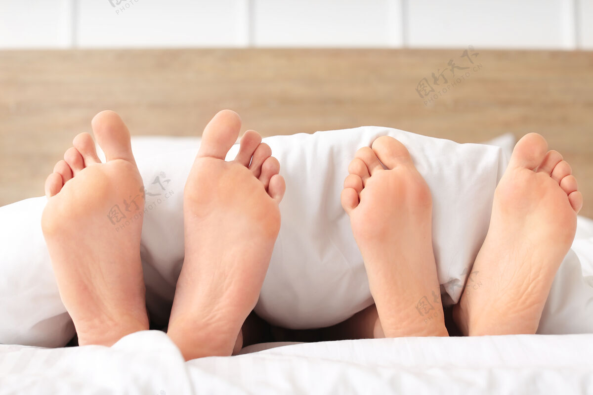 冷静在家躺在床上的年轻夫妇年轻关系毯子