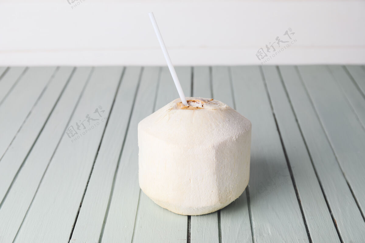 椰子桌上放着稻草的小椰子热带椰子餐桌