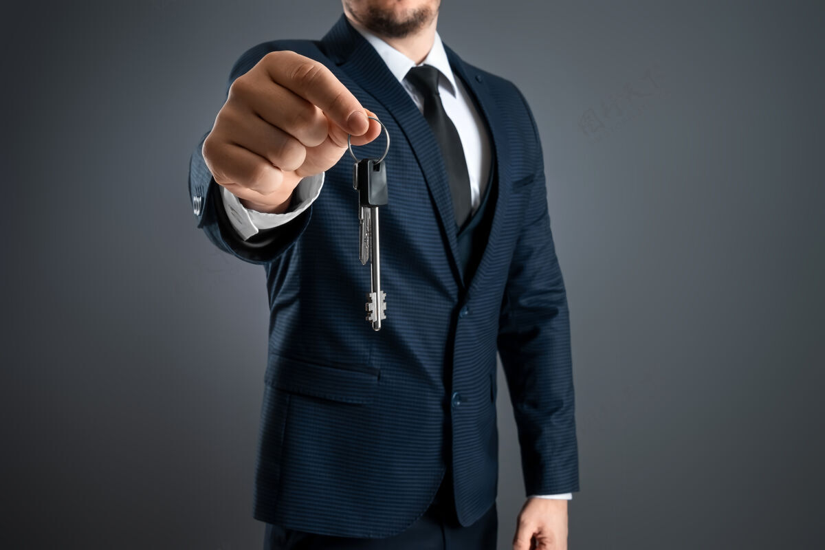 汽车一个穿西装的男人把钥匙放在他的口袋里手房地产经纪人的概念 抵押 你的房子 房子贷款.副本空间锁手指代理