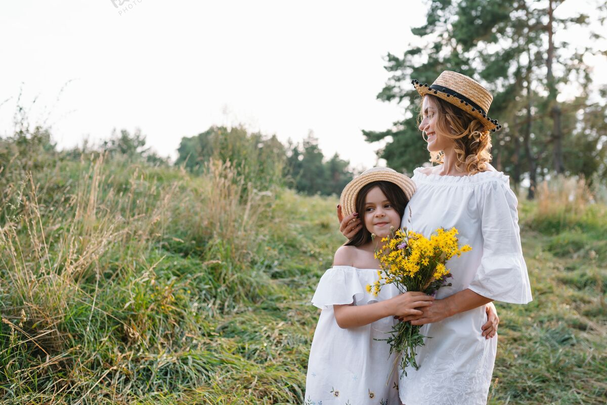 童年时尚的母亲和英俊的女儿享受大自然的乐趣植物爱普罗旺斯