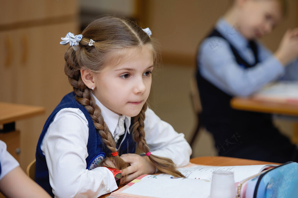 学习上课时 女学生在教室的桌子旁学校初级教育选择性集中小学生学校孩子