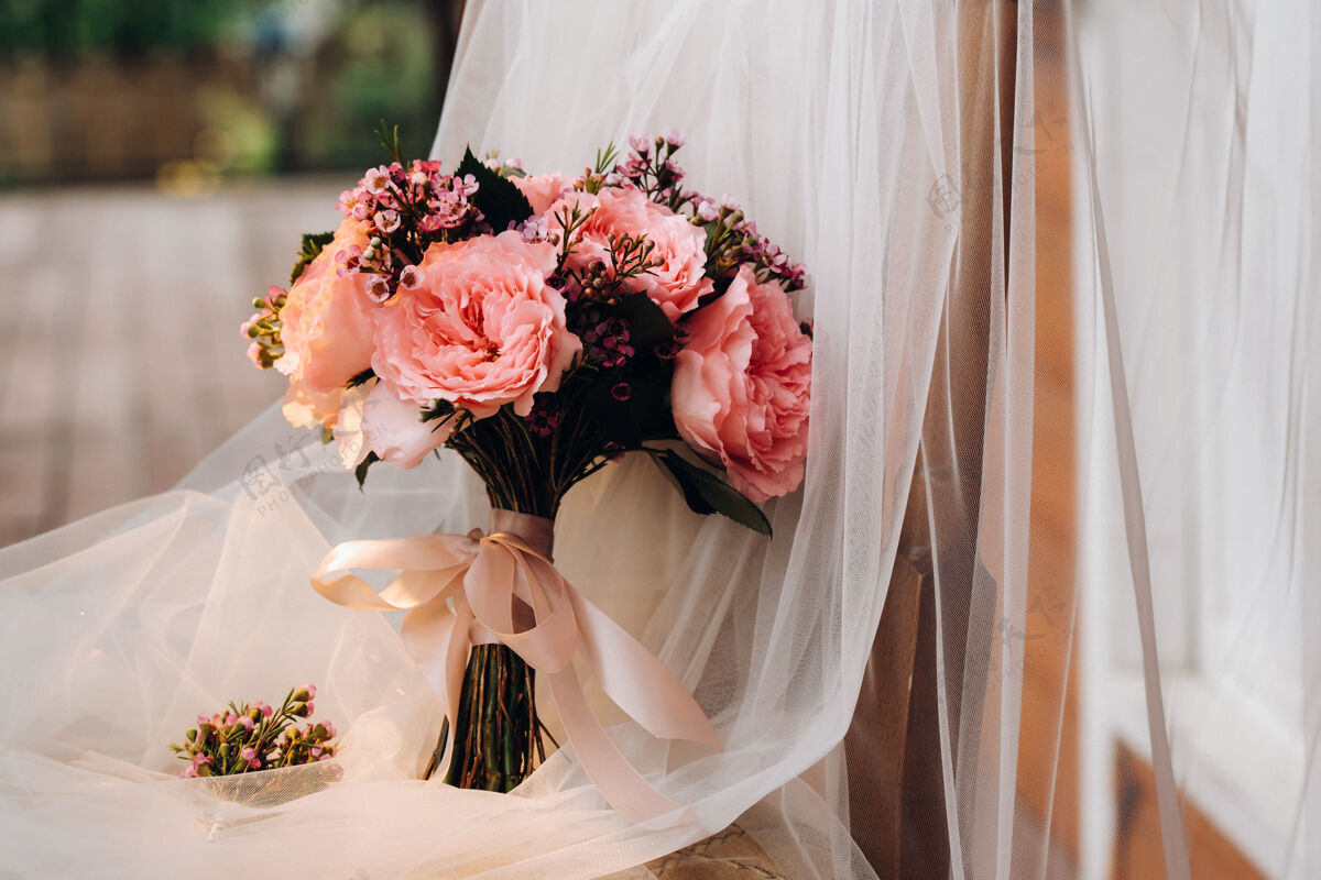 女人带玫瑰和花束的婚礼花束组成植物面纱