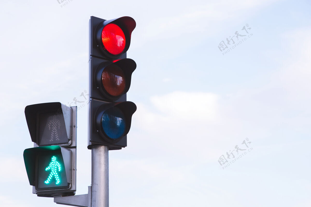 交叉口十字路口中间有红灯云彩十字路口灯光