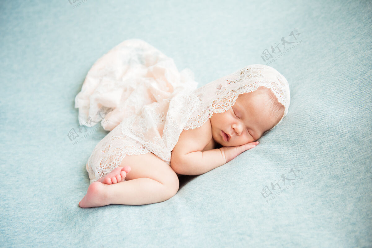 睡眠新生儿睡觉时手放在脸颊下面小婴儿躺着