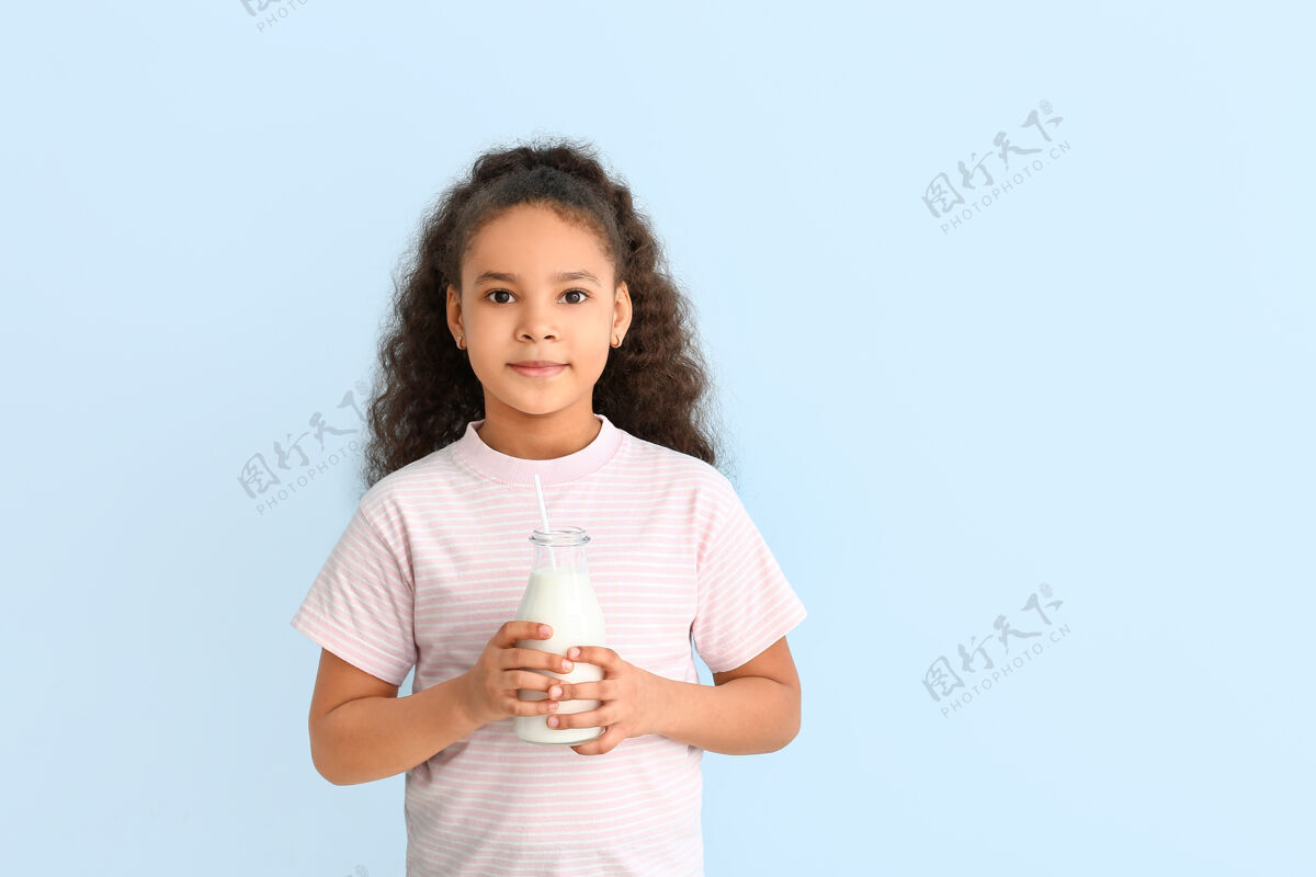 钙有牛奶颜色的非洲裔小女孩儿童牛奶玻璃