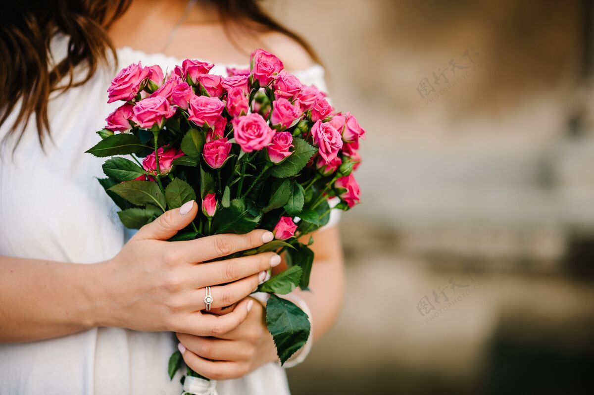 礼物女孩手里拿着一束鲜花花儿男人求婚女人 新的家庭庆典 订婚戒指 珠宝浪漫白色女人
