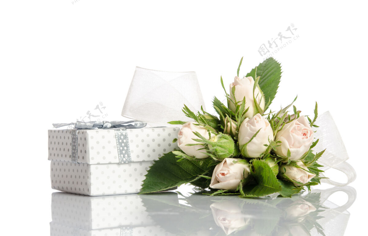 花束一束白玫瑰和礼盒玫瑰礼物惊喜