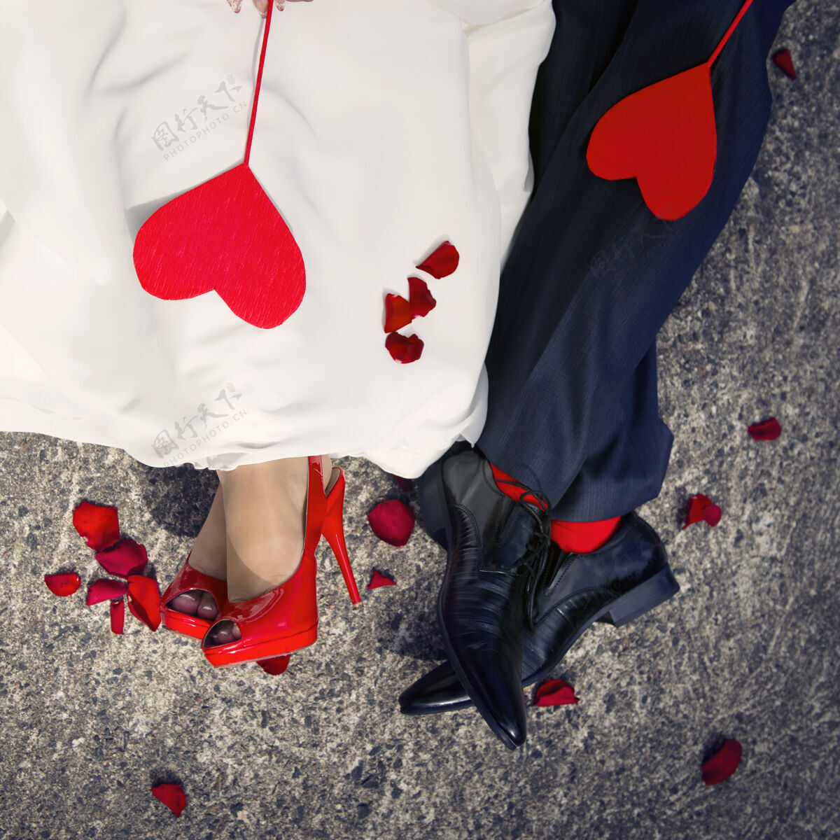 情人节情侣脚的特写镜头和躺在上面的两颗红心欢乐物体计划