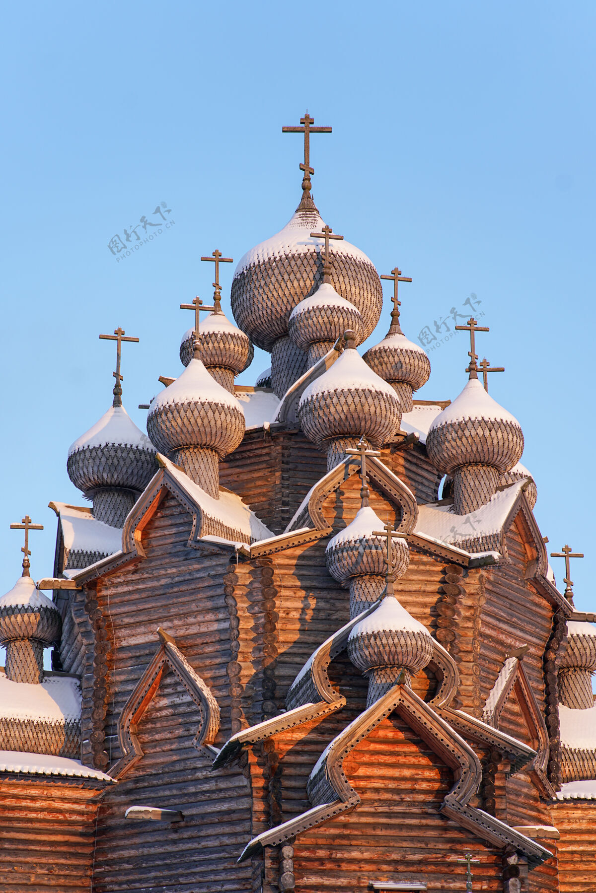 建筑蓝色天空上古老的俄罗斯东正教木制教堂宗教基督教大教堂