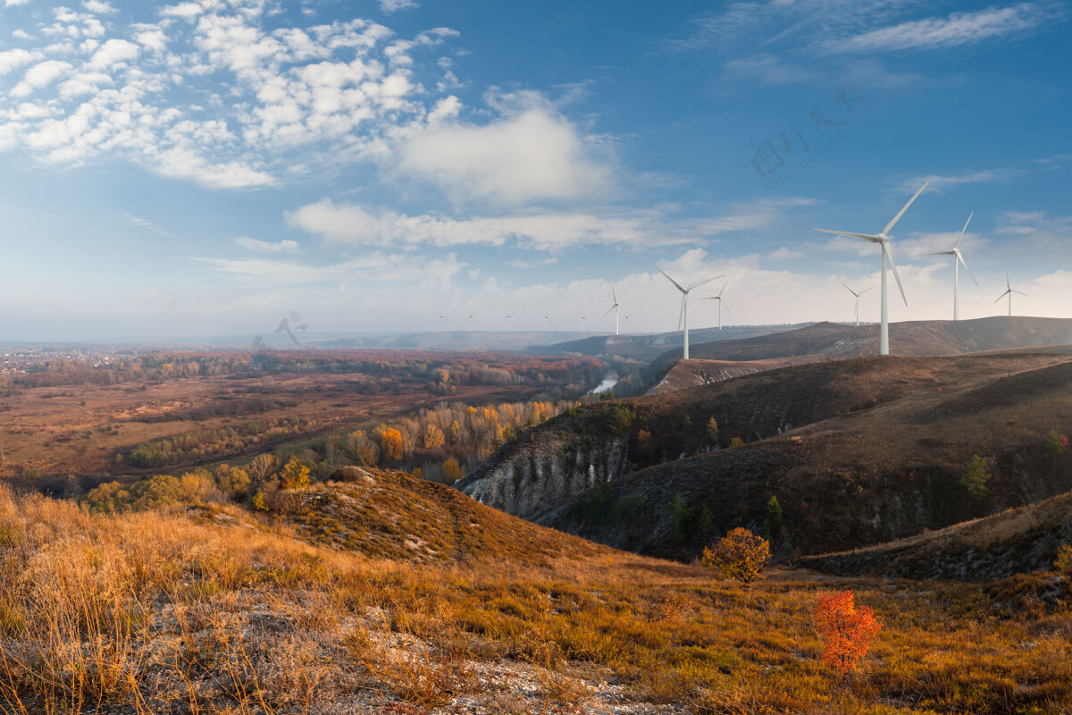 发电机山上有风力涡轮机 可再生生态能源 电动风车的工业景观风车自然地平线