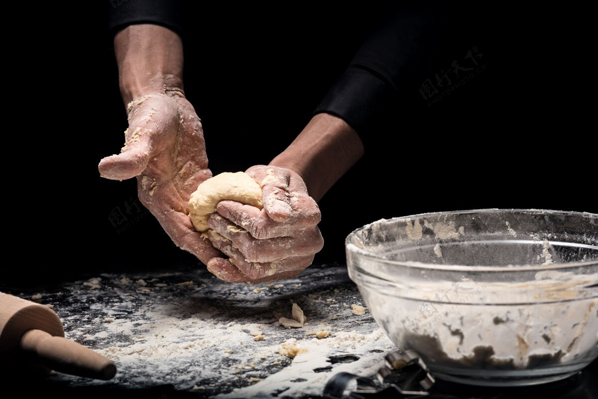 厨师面粉制品特写镜头：年轻人一边做厨师 一边动手做面包 一边揉面团餐厅美味准备