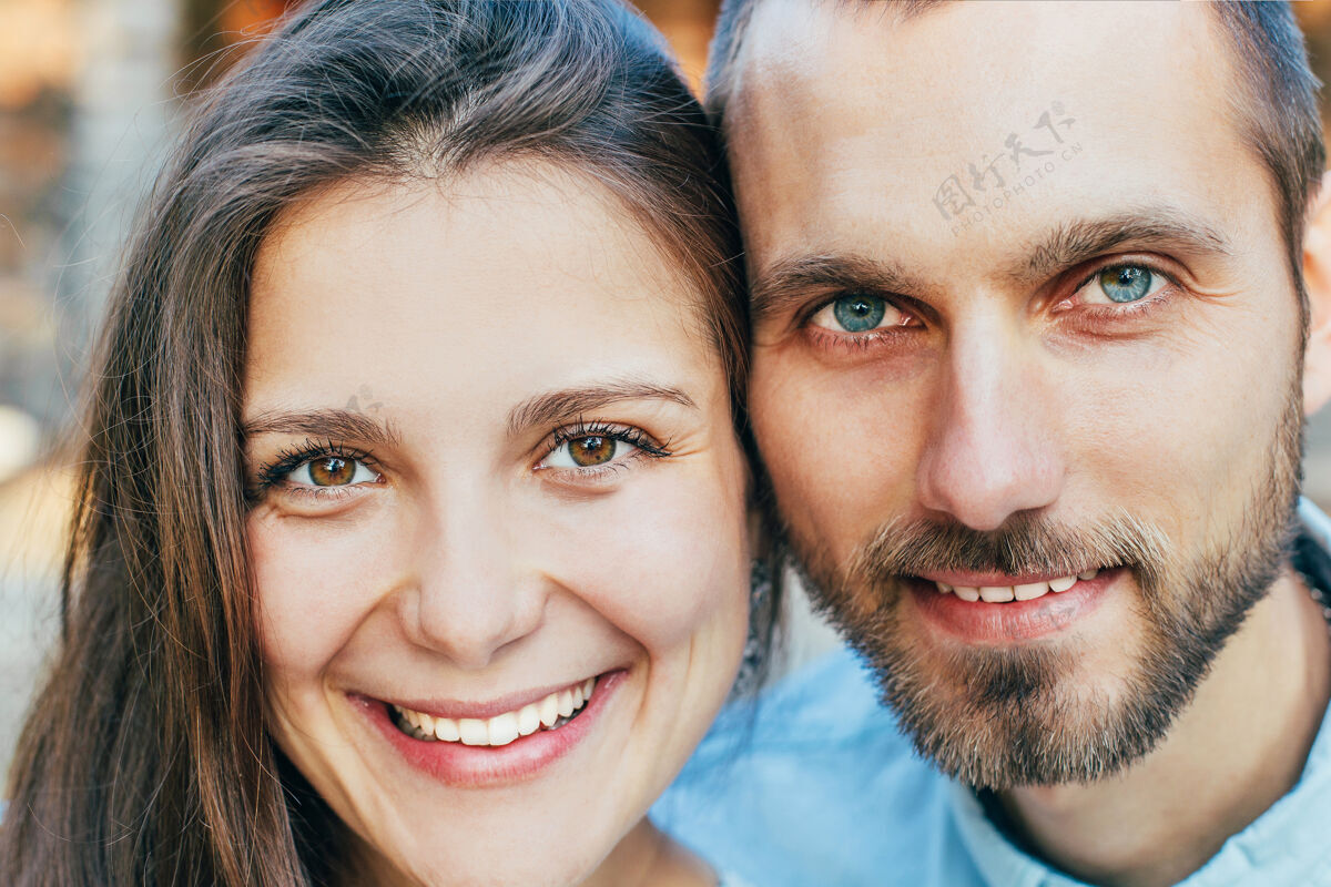 胡须特写年轻男女的笑脸情侣年轻夫妇眼睛