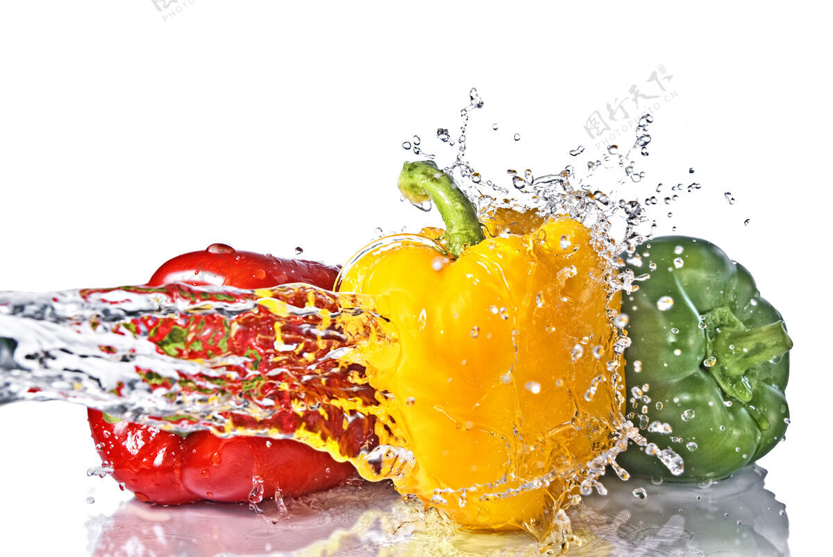健康红 黄 绿三色的花椒与白水隔溅湿市场商店