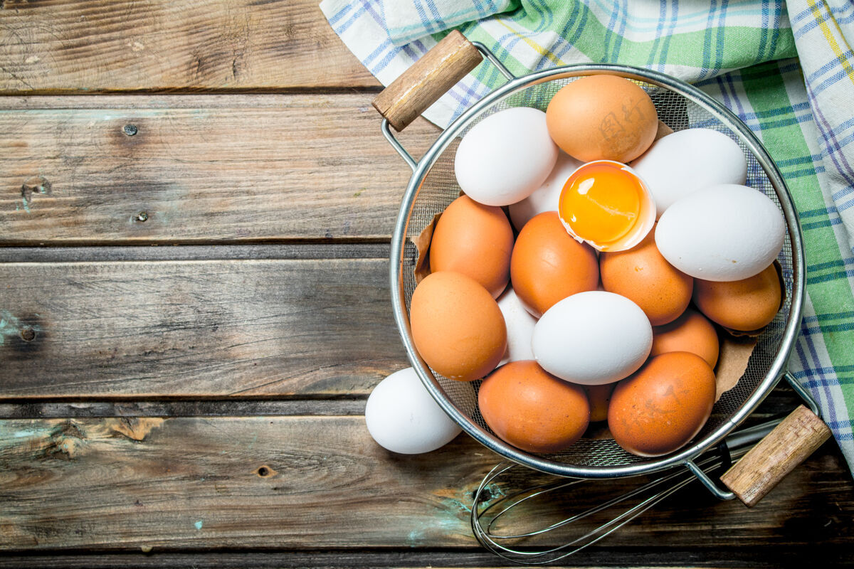 有机用打蛋器把鸡蛋放在平底锅里吃蛋白质生的