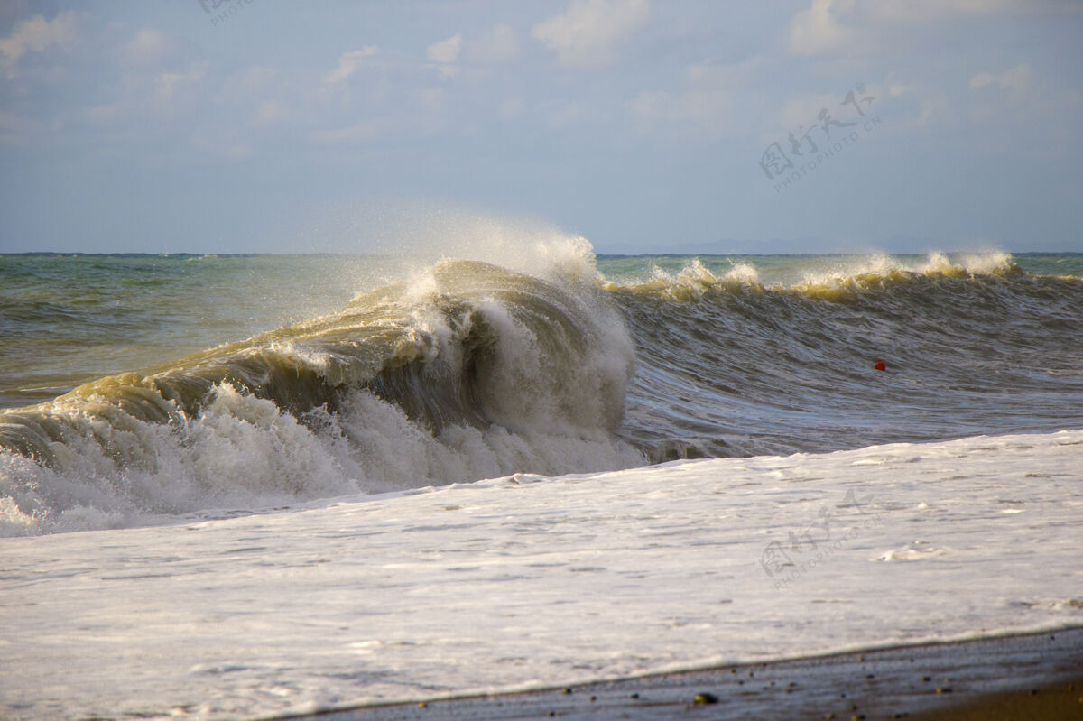 自然暴风雨的天气 海浪和飞溅在巴统液体平静反射