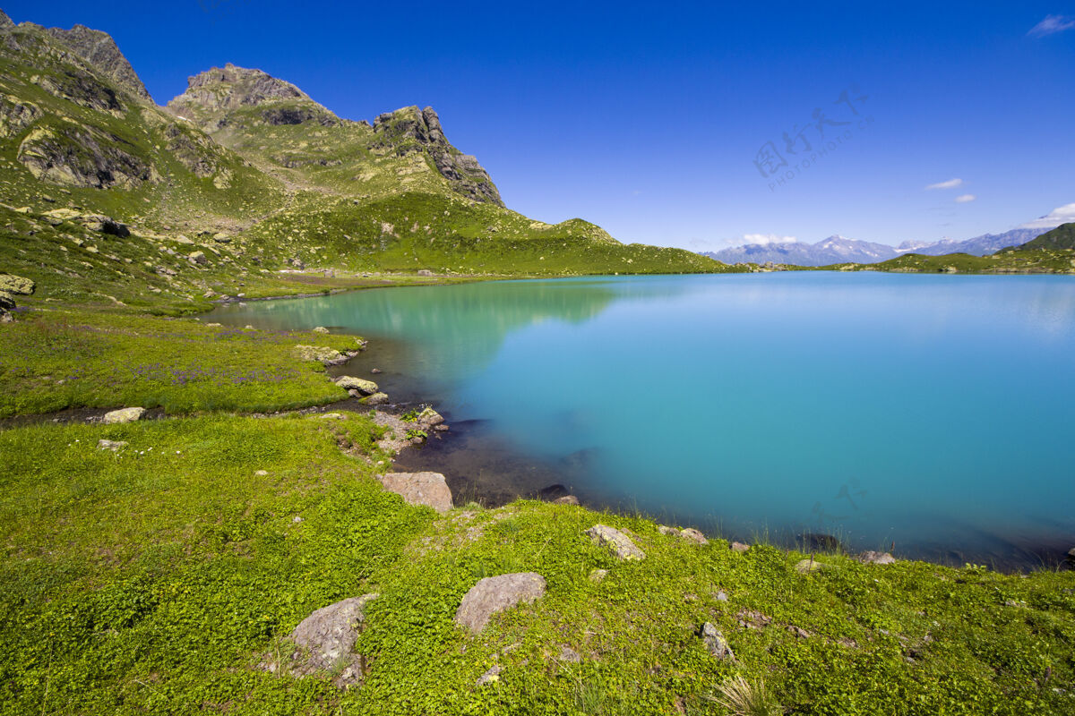 高加索山脉高山湖泊景观和景观 蓝色美丽和惊人的湖泊全景风景自然徒步旅行