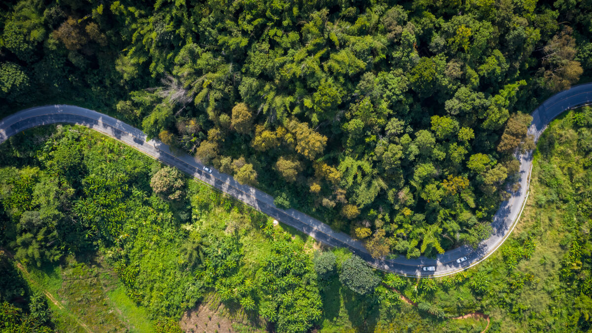 冒险鸟瞰山间小径乡村公路 位于泰国都昌清莱市汽车高角度视图通过