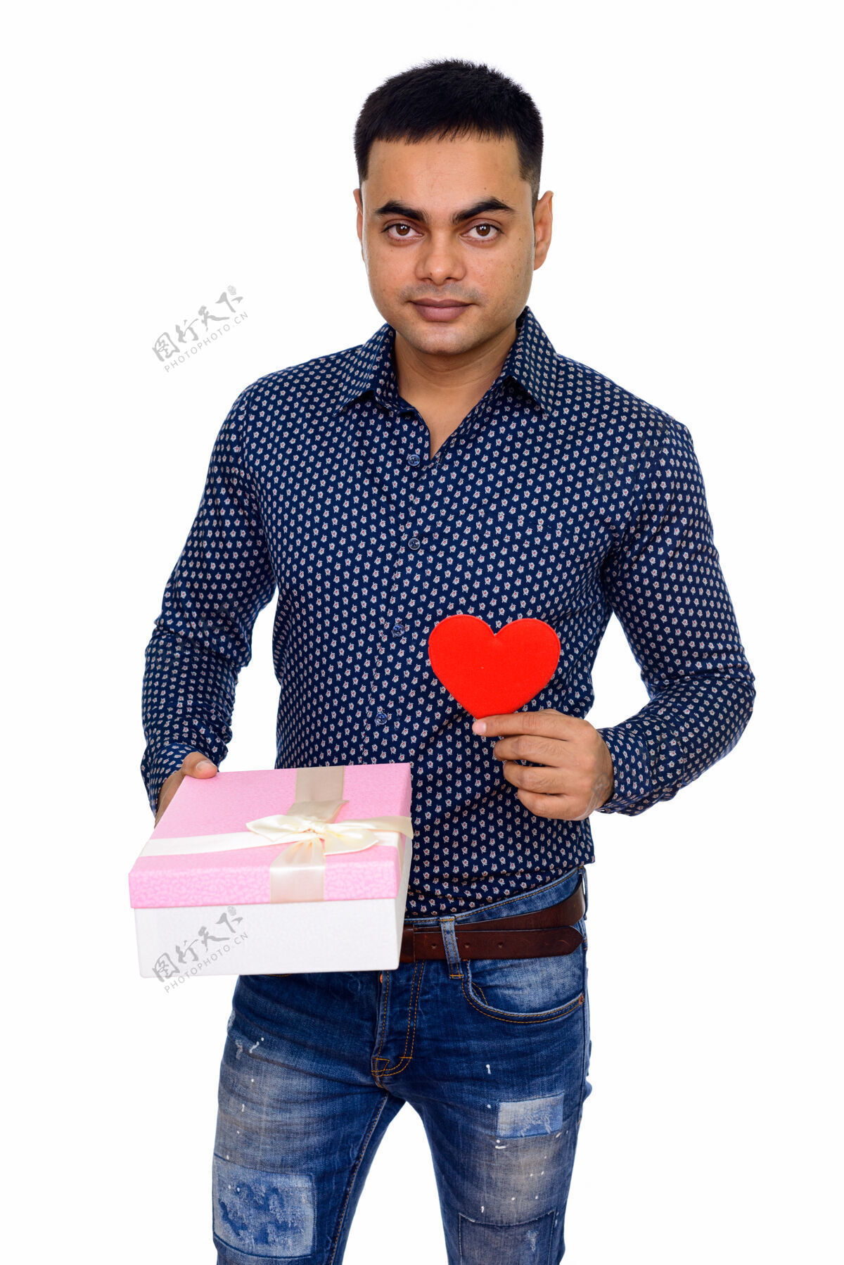 20多岁年轻英俊的印度男子手持红心和礼品盒隔空赠送礼物爱吸引力