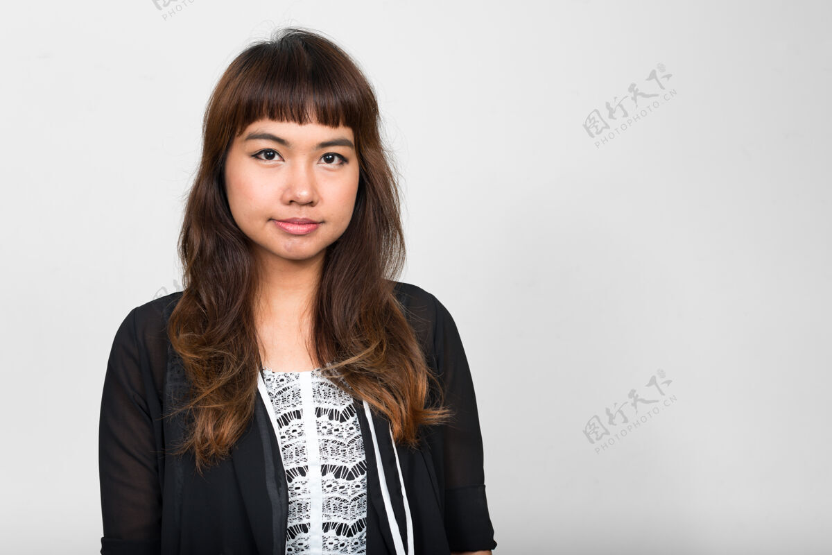 头发年轻漂亮的亚洲女人对抗白色空间女士射击女性