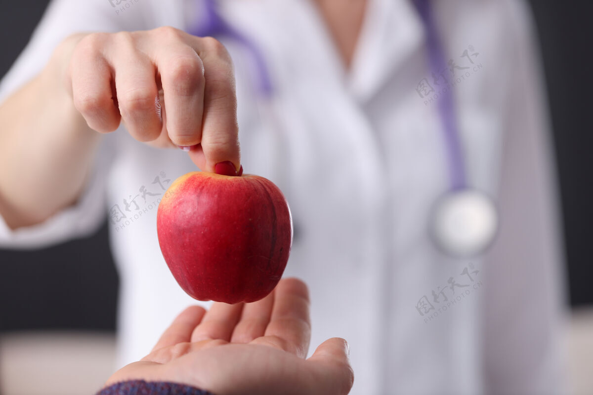 传染病医生把一个熟苹果递给医生病人抗-衰老治疗理念疾病药物急诊