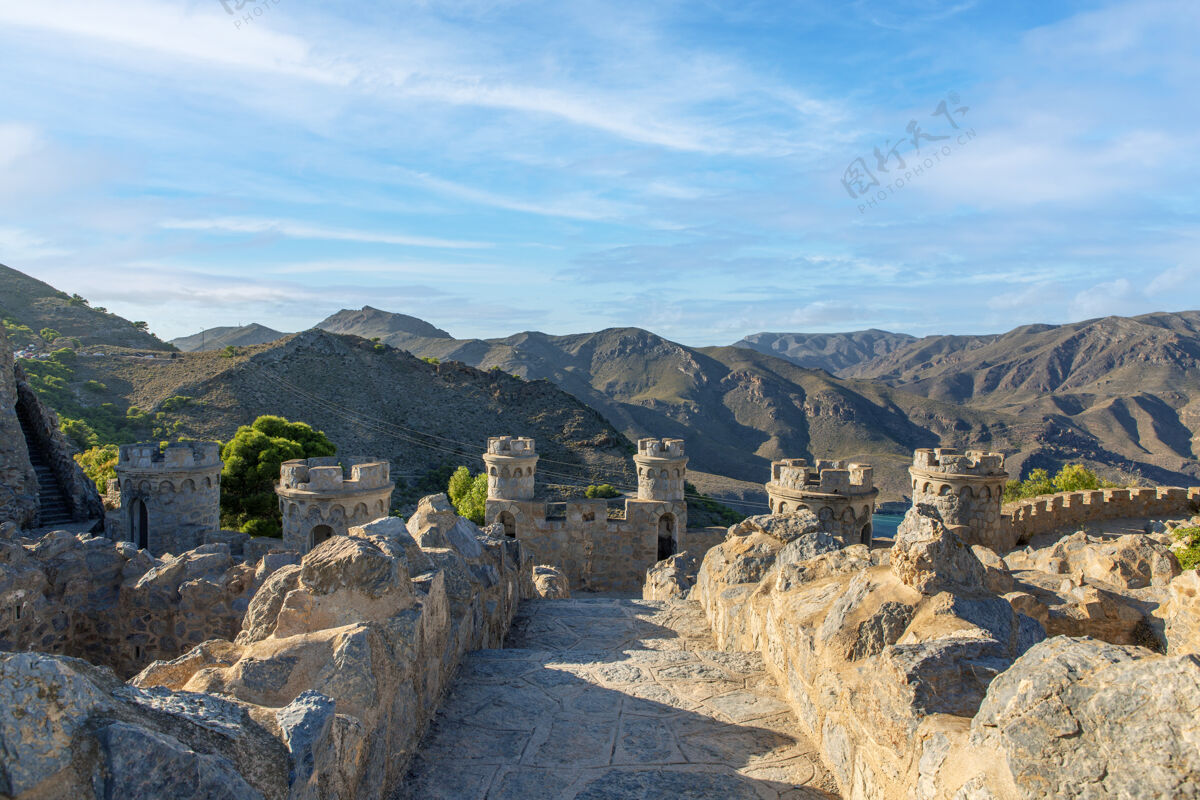 防御工事中世纪要塞的内部 面向群山 有防御和监视塔古老遗产堡垒