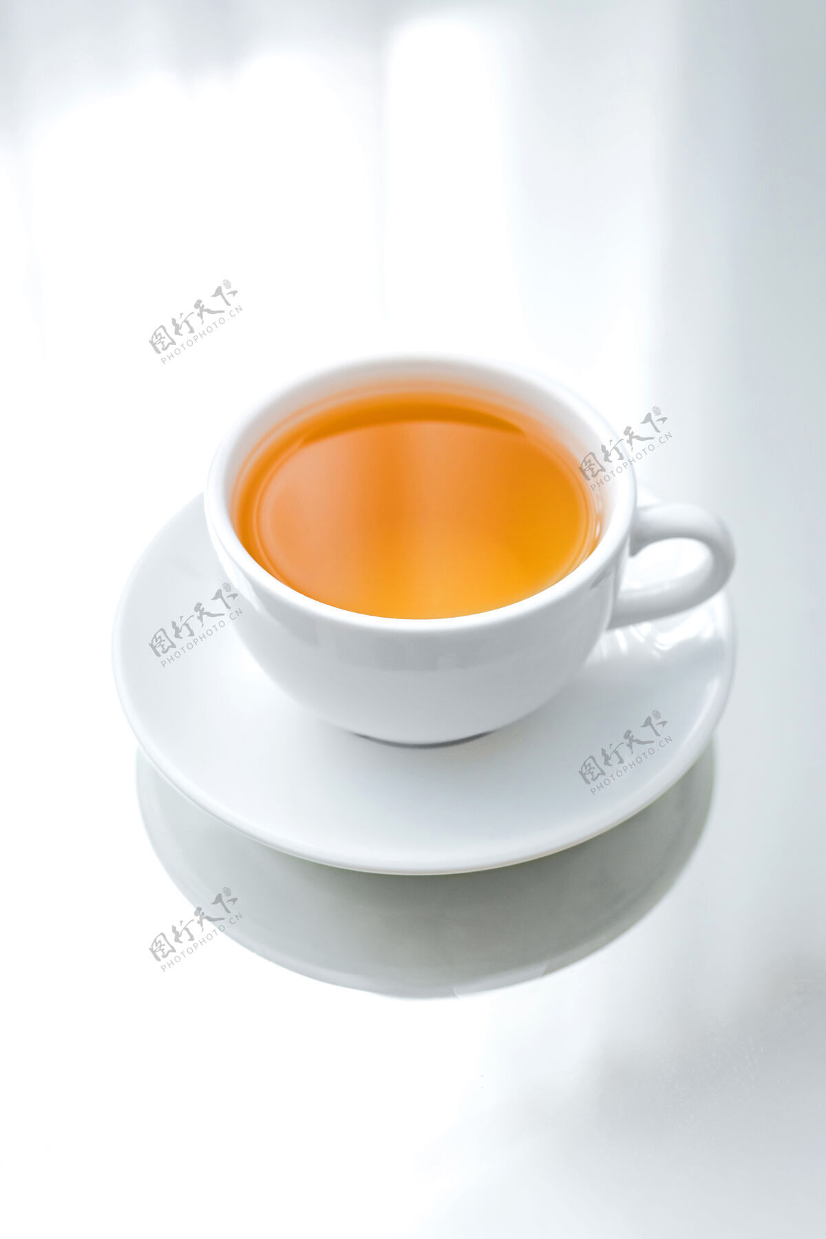热茶碟上的白瓷杯绿茶草药风味早餐
