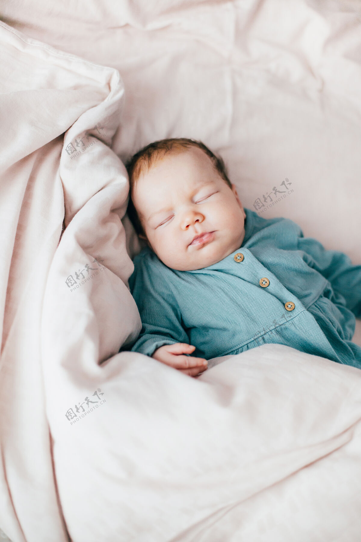床婴儿睡在床上的特写镜头儿童睡眠欧洲外观卧室