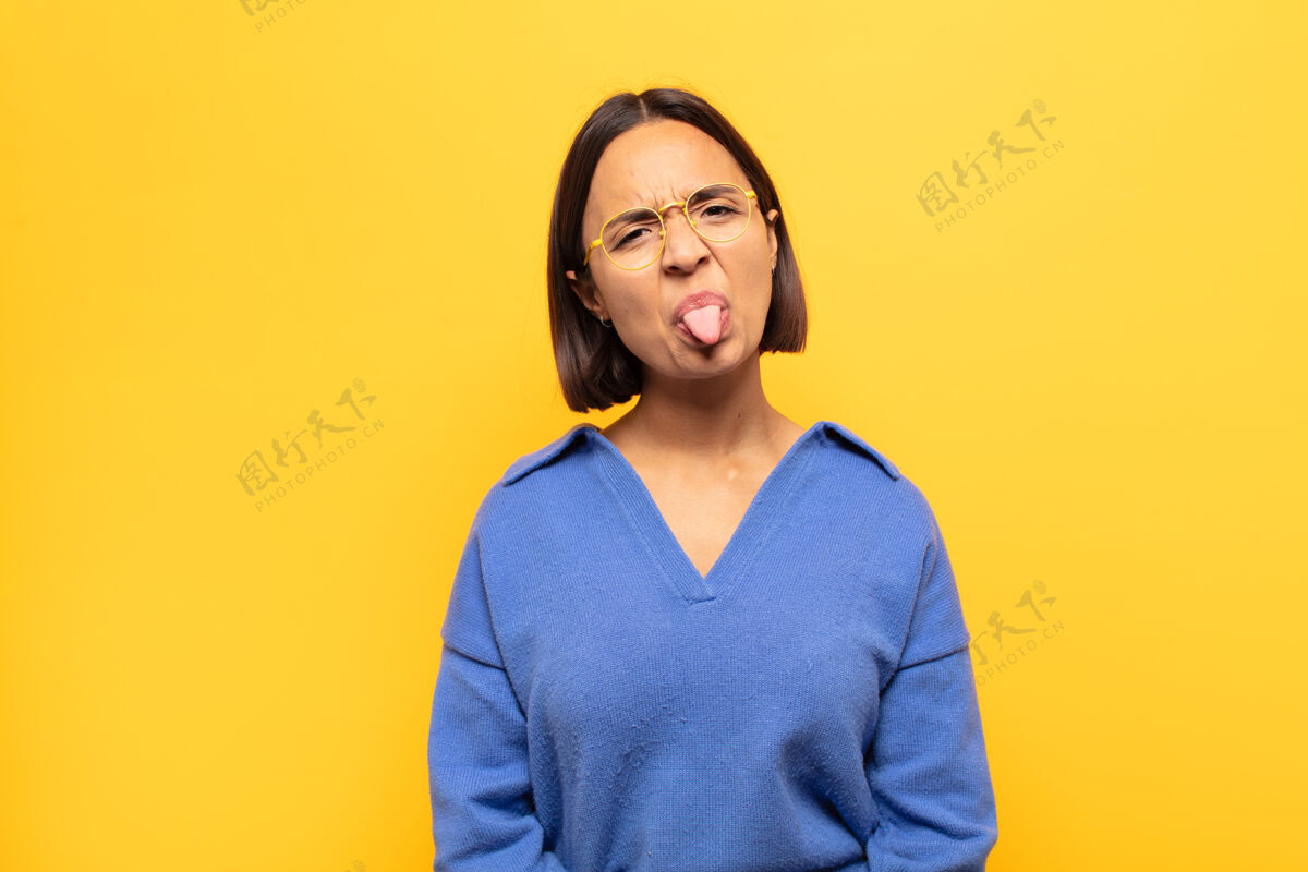 坏年轻的拉丁女人感到厌恶和恼怒 伸出舌头 不喜欢肮脏和恶心的东西美女拉丁语面部