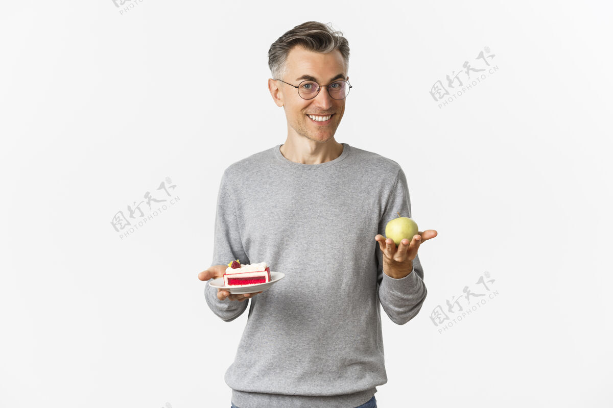苹果帅气健康的中年眼镜男写真 推荐吃苹果健康成人男性