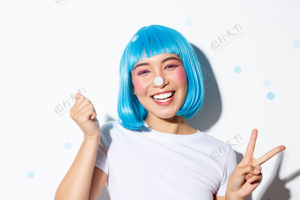 年轻戴蓝色假发的亚洲女孩摆姿势女人表情女人