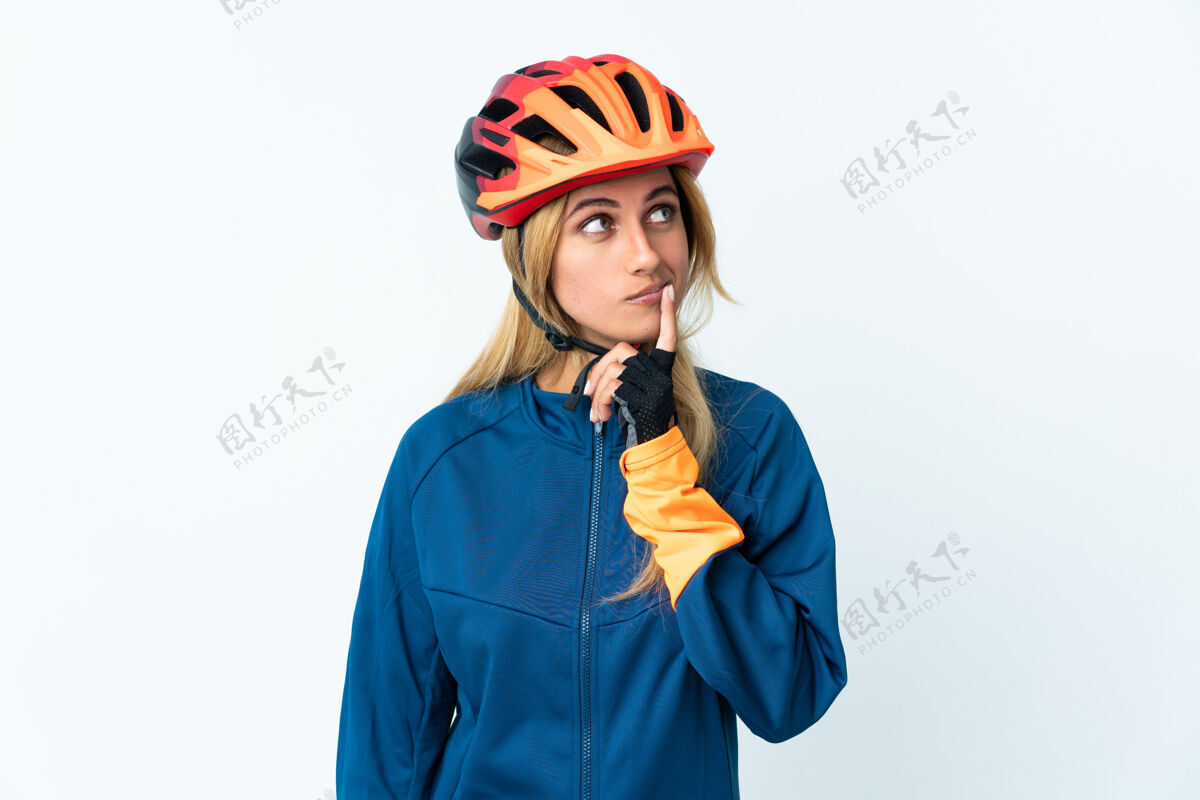 运动员年轻的金发乌拉圭骑自行车的女人和仰望女人人运动装
