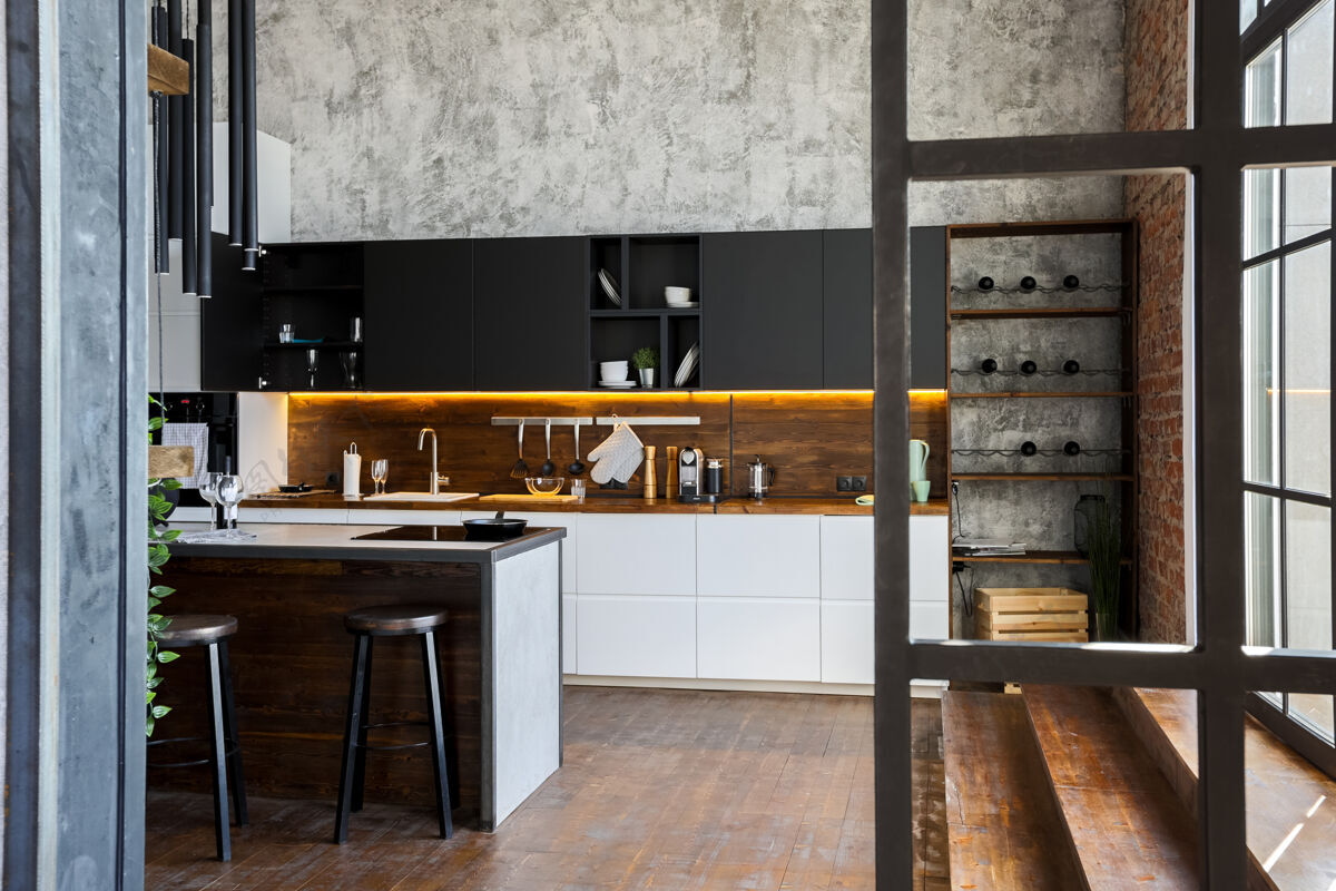 现代黑暗中的阁楼式豪华公寓颜色时尚带岛的现代化厨房区房子家具室内设计