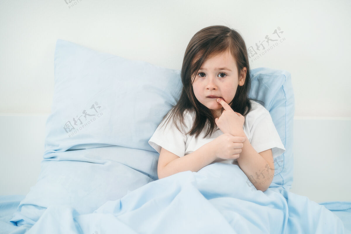 医学这孩子病了 躺在床上床那个这个女孩正在接受治疗冷小儿童治疗疼痛疾病儿童