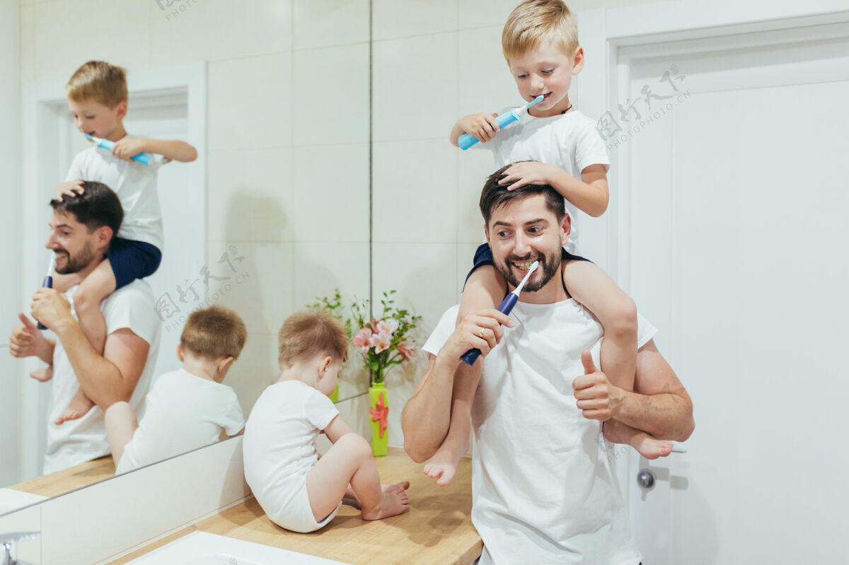 快乐老公爸爸教小男孩儿子刷牙水平欢呼家庭