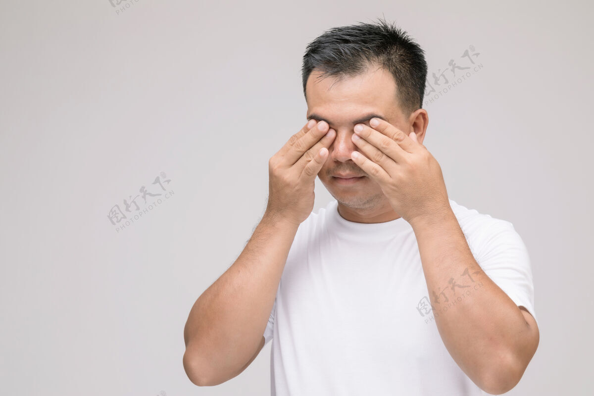 过敏眼睛刺激的概念：亚洲男人的肖像在眼睛疲劳 刺激或他的眼睛问题的姿势人酸痛不适