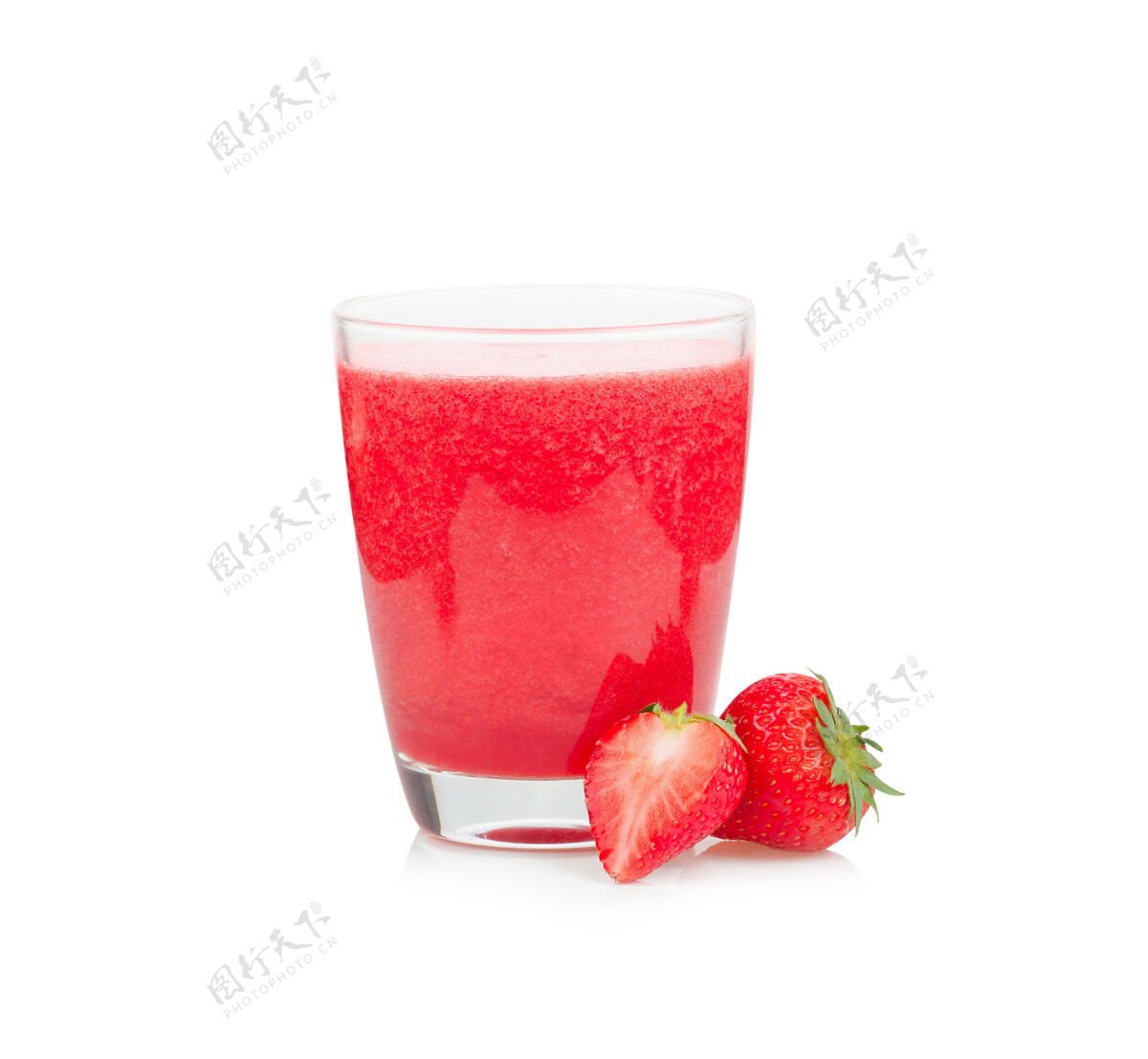 奶昔草莓冰沙隔离在白色表面上素食早餐奶昔