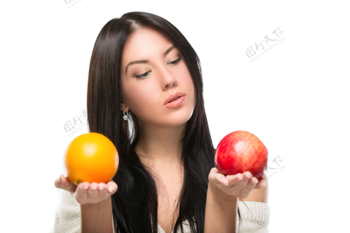 平衡美女拿着水果做选择手新鲜头发
