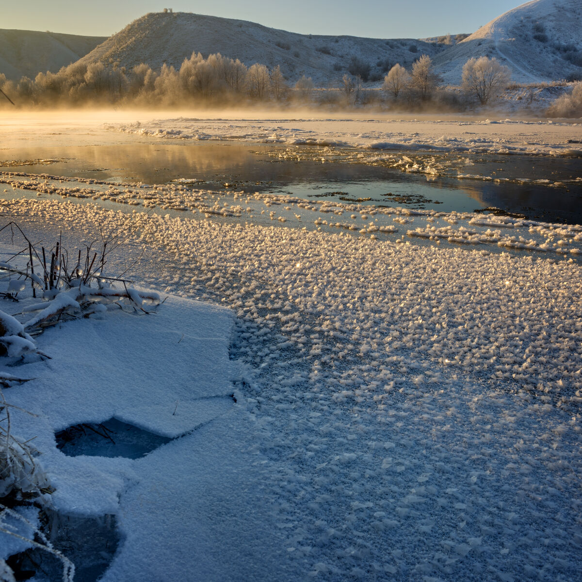 雪从山坡和大浮冰冻结河流季节流河