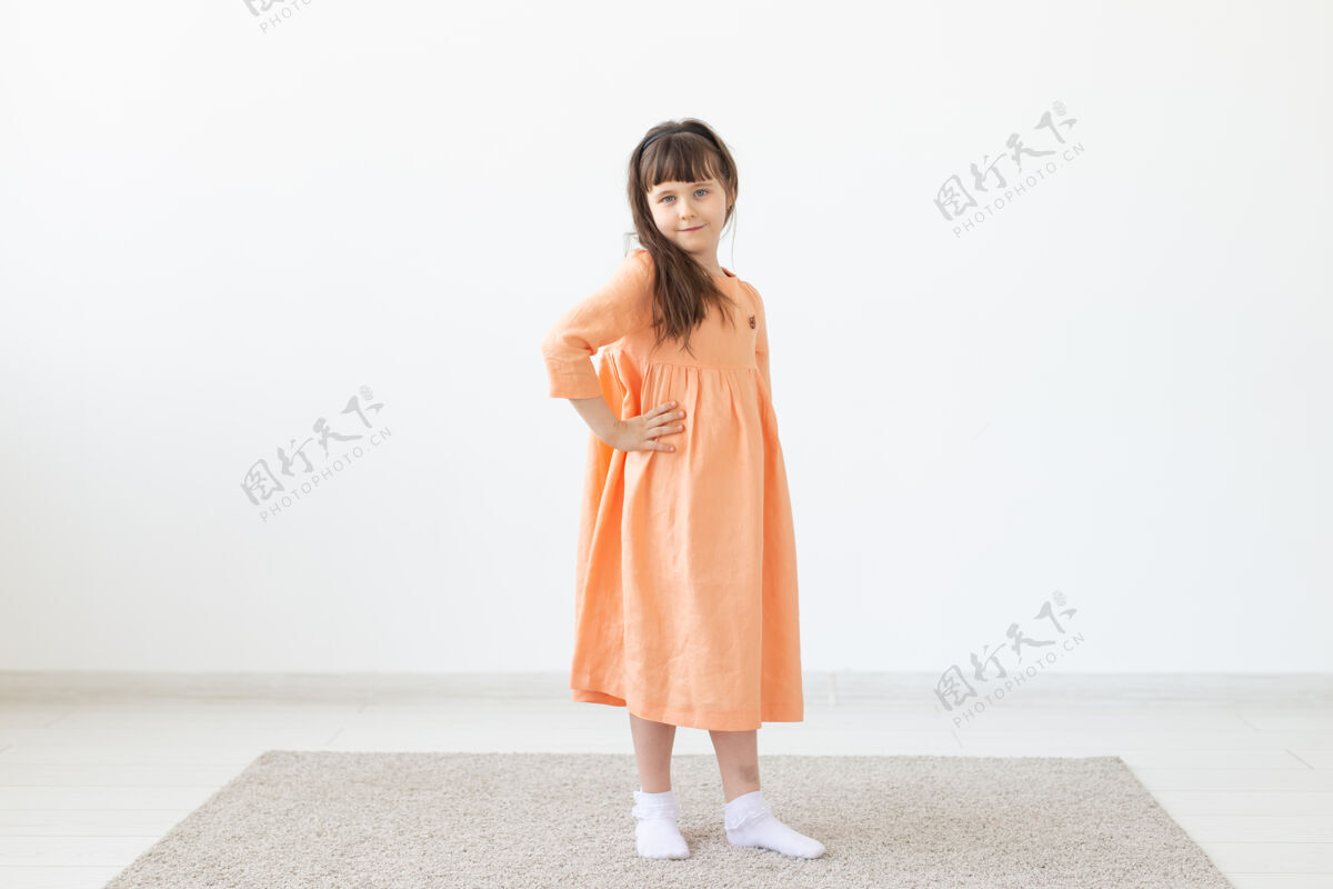 小穿着橙色裙子的孩子服装可爱公主