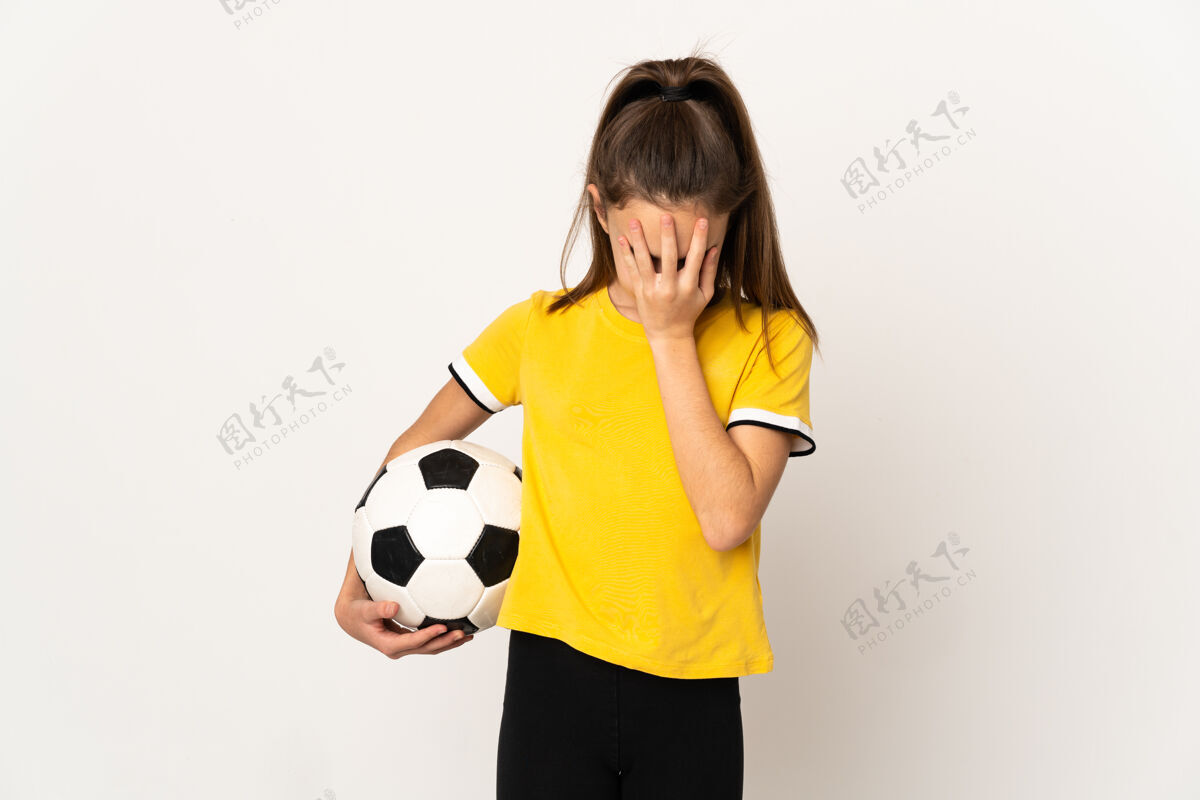 懒惰一个被隔离在白色背景下的小足球运动员女孩 表情疲惫而病态抑郁足球可爱