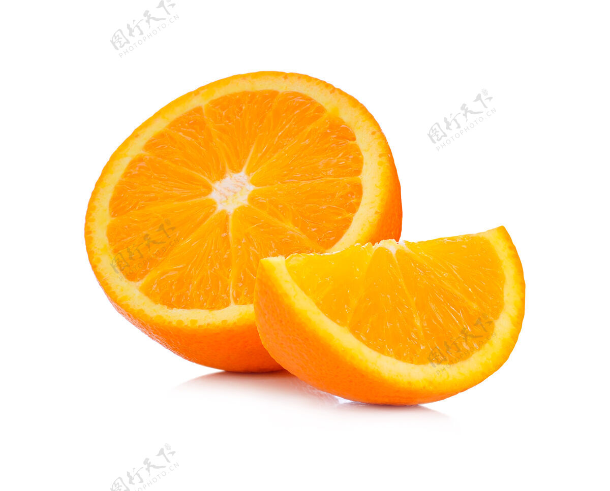 有机的橙色水果隔离在白色切片橙子一半