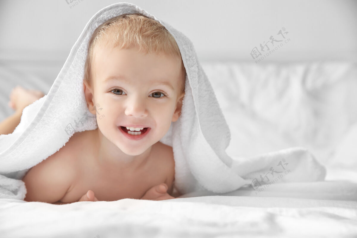 毛巾家里床上放着毛巾的可爱小男孩小婴儿期可爱
