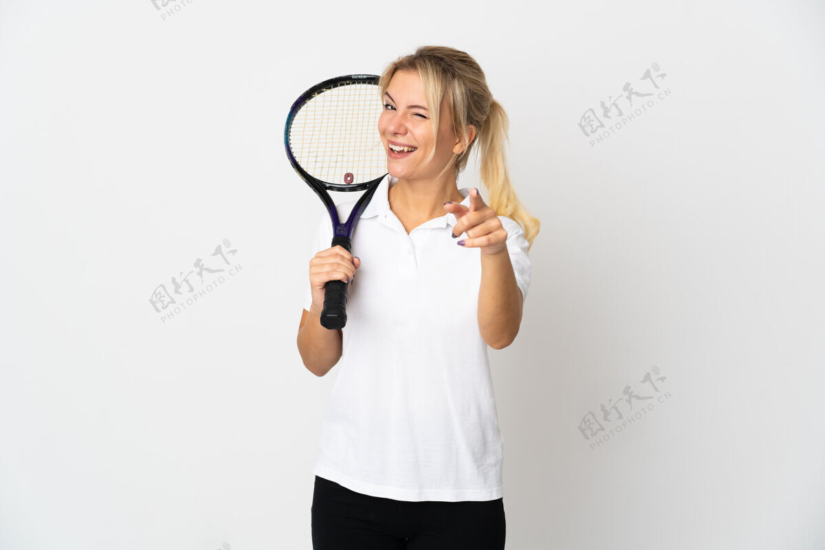 休闲年轻的俄罗斯女子网球运动员孤立的白色背景 指着前面的快乐表情手势游戏女孩