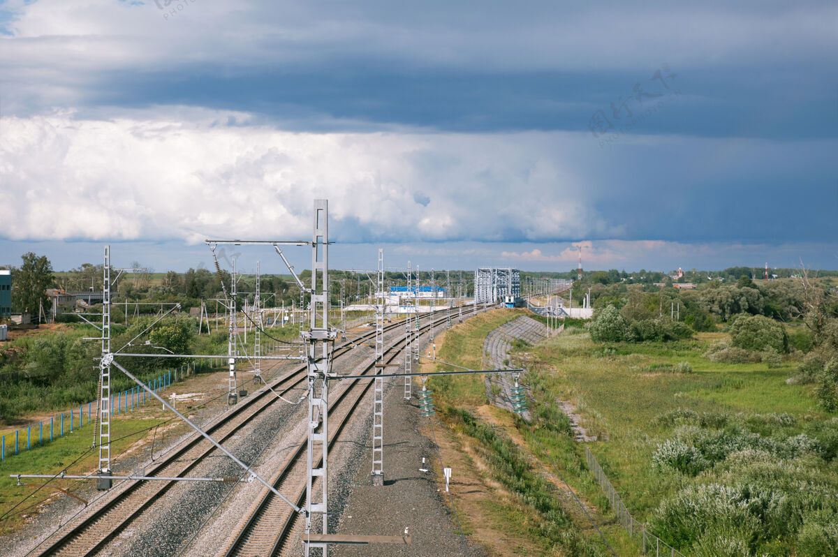 地平线铁路线延伸到地平线上 背景是多云的天空多云风景铁路