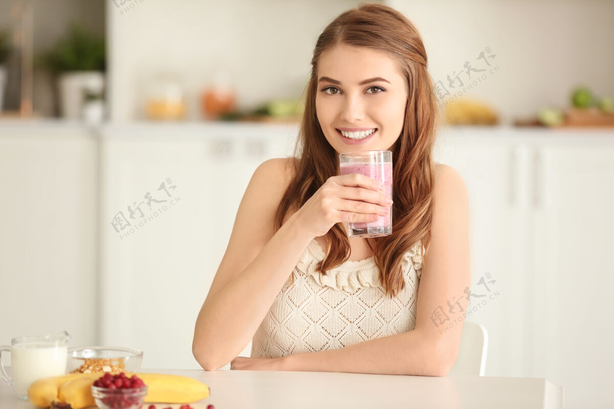奶昔减肥理念美丽的年轻女子在厨房里喝着健康美味的冰沙膳食混合体重