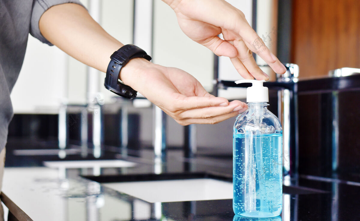 抗菌一个男人用肥皂洗手时的特写镜头 卫生概念预防男性男人