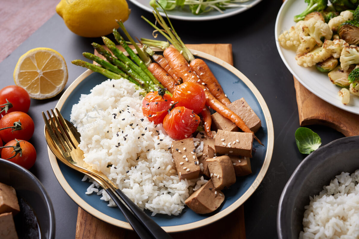 干净的饮食健康的有机豆腐和饭碗午餐观特写